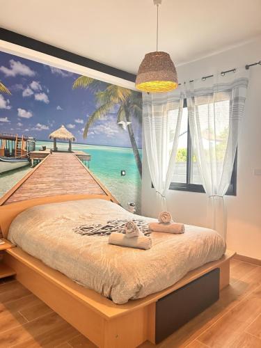 - une chambre avec une fresque murale représentant une plage dans l'établissement ONLY YOU option spa, sauna et piscine, à Castelsarrasin