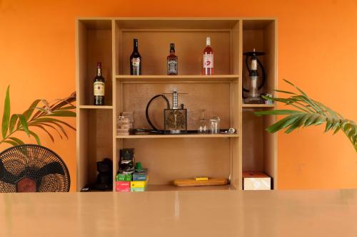 un estante con botellas de alcohol. en Luxury Penthouse with Private Rooftop Lounge & City View - Lekki Home Fairy, en Lekki
