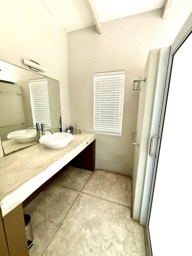 Ένα μπάνιο στο Atlantic-Square Guesthouse