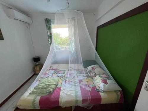 Ένα ή περισσότερα κρεβάτια σε δωμάτιο στο Appartement avec vue jardin à Deshaies 80 m² avec piscine