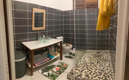 Ένα μπάνιο στο Appartement avec vue jardin à Deshaies 80 m² avec piscine