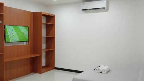 Μια τηλεόραση ή/και κέντρο ψυχαγωγίας στο Passifika Sumbawa Guesthouse