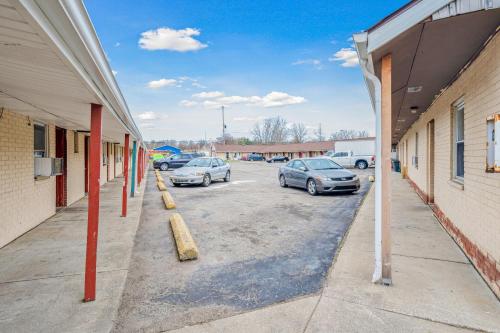 a group of cars parked in a parking lot at Flint Motel by OYO MI Near I-475 in Flint
