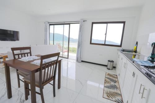 Μια τηλεόραση ή/και κέντρο ψυχαγωγίας στο Jolie View Self Catering Apartments