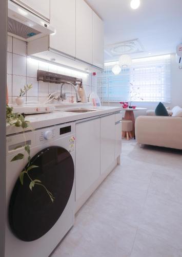 a kitchen with a dishwasher and a sink at 홍대ㆍ공항철도 STAY h #올리모델링#홍대입구역 도보9분#연트럴파크3분#짐보관# 6인#호텔침구#각방에어컨#무료와이파이#세탁건조기#교통최고 in Seoul