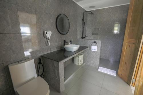 Ένα μπάνιο στο Jolie View Self Catering Apartments