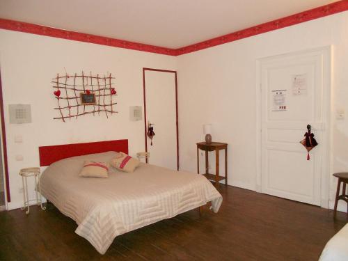 Ένα ή περισσότερα κρεβάτια σε δωμάτιο στο AMBIANCES chambres d 'hôtes
