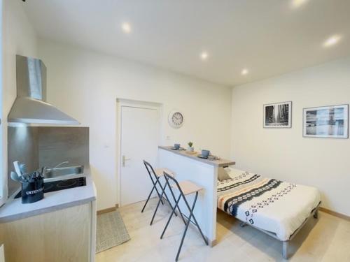 une chambre avec un lit et une cuisine avec un évier dans l'établissement Bascule Rive Droite - WiFi - 2 Guests, au Mans