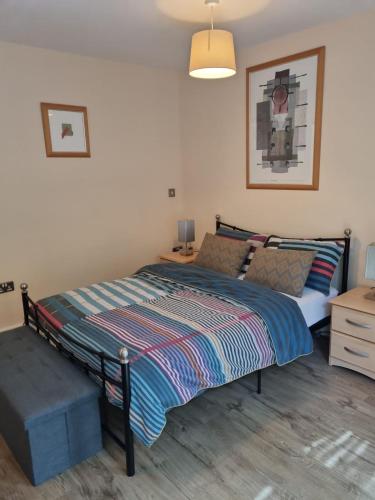 1 dormitorio con cama, mesita de noche y mesa en Birmingham Apartment, en Birmingham