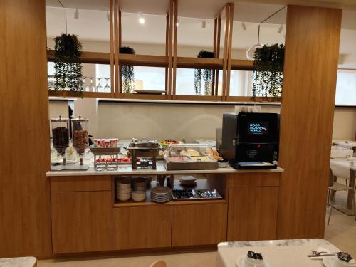 una cocina con encimera y microondas en Hotel Santo António de Pádua, en Fátima