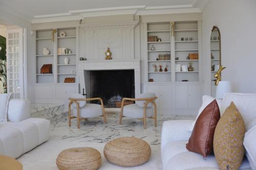 un salon avec un canapé et une cheminée dans l'établissement Luxury Villa Pool & Sea View, à Nice