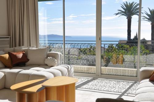 un salon avec vue sur l'océan dans l'établissement Luxury Villa Pool & Sea View, à Nice