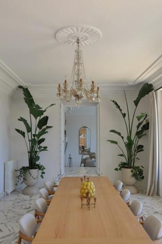 une salle à manger avec une table, des chaises et un lustre dans l'établissement Luxury Villa Pool & Sea View, à Nice
