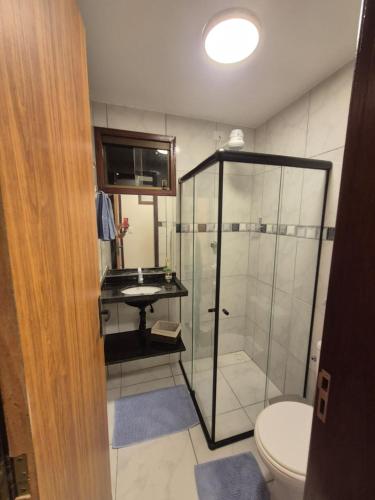 a bathroom with a shower and a toilet and a sink at flat 017 Condominio Paraiso da Serra Negra - PE proximo Bodega de Veio in Bezerros