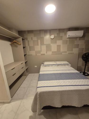 En eller flere senge i et værelse på flat 017 Condominio Paraiso da Serra Negra - PE proximo Bodega de Veio