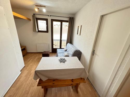 un petit salon avec une table et un canapé dans l'établissement Cosy - Idéal Sportifs & Randonneurs, à Font-Romeu