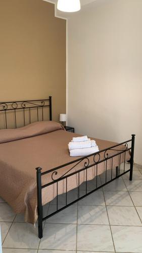 a bedroom with a bed with towels on it at Home Nala in Giardini Naxos