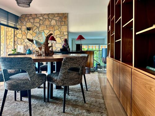 une salle à manger avec une table et deux chaises dans l'établissement Villa Helena, au Cannet