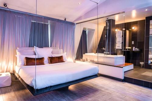 Ένα ή περισσότερα κρεβάτια σε δωμάτιο στο Kube Hôtel Paris