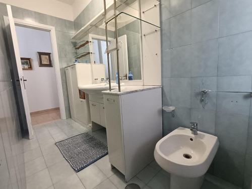 un bagno bianco con lavandino e WC di A Casa di Giovy a Taranto