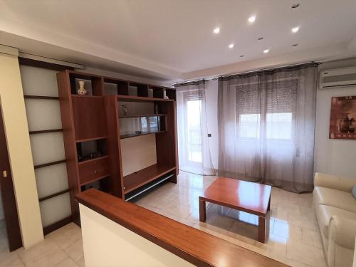 un soggiorno con un divano e un tavolo di A Casa di Giovy a Taranto