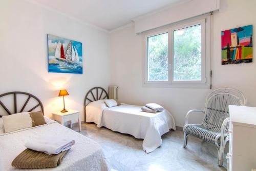 une chambre avec deux lits et une fenêtre dans l'établissement 3 rooms panoramic sea view, à Beaulieu-sur-Mer