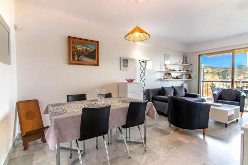 un salon avec une table et des chaises de salle à manger dans l'établissement 3 rooms panoramic sea view, à Beaulieu-sur-Mer