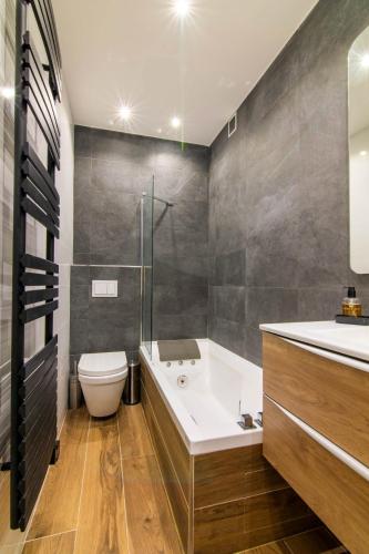 une salle de bain avec une baignoire, des toilettes et un lavabo dans l'établissement 3 rooms panoramic sea view, à Beaulieu-sur-Mer