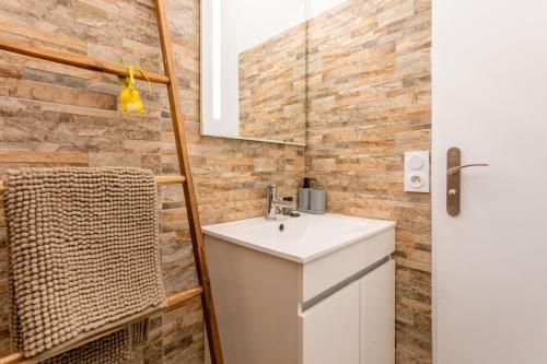 un baño con lavabo y espejo en Appartement Azur et Lavande, en Fréjus