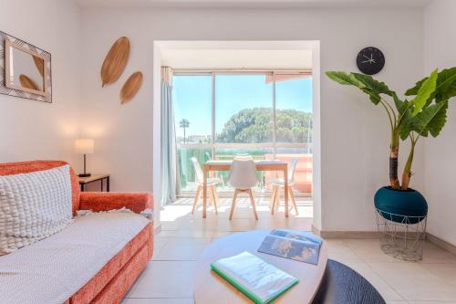 een woonkamer met een bank en een tafel bij Appartement Azur et Lavande in Fréjus