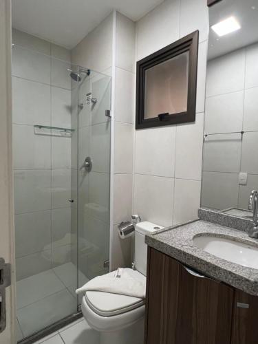 ein Badezimmer mit Dusche, Toilette und Waschbecken in der Unterkunft Vg Sun Cumbuco in Cumbuco