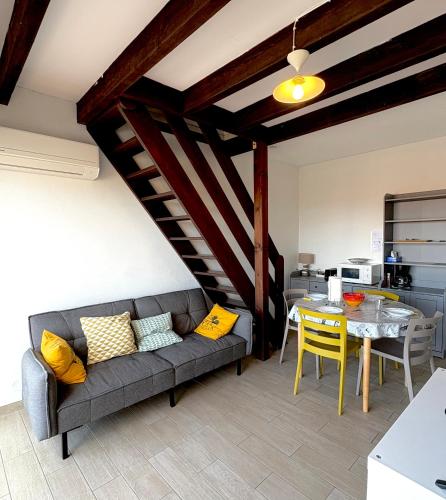 un salon avec un canapé et une table dans l'établissement Appartement T3 pour 5 Personnes à 50 m de la plage PARKING PRIVE 5B2071B, au Barcarès