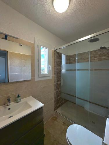 une salle de bain avec une douche en verre et un lavabo dans l'établissement Appartement T3 pour 5 Personnes à 50 m de la plage PARKING PRIVE 5B2071B, au Barcarès