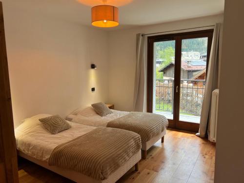 Postel nebo postele na pokoji v ubytování Beau logement avec wifi, parking et animaux admis au cœur de Chamonix - FR-1-343-187