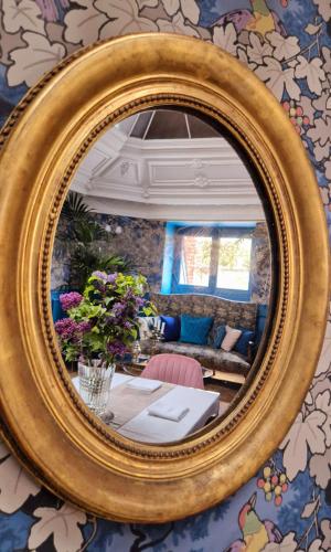 - un miroir en or sur un mur dans le salon dans l'établissement Château de Bonneau (Val de Loire), à Suèvres