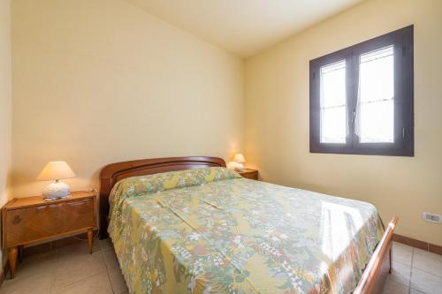 une chambre avec un lit et une fenêtre dans l'établissement Via Delle Mimose 14, à Calasetta