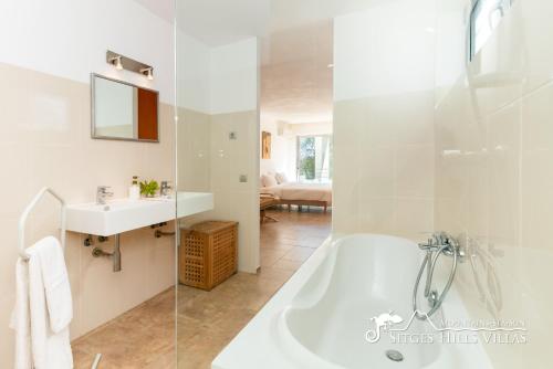 Ένα μπάνιο στο Villa Lucere with private pool near Sitges