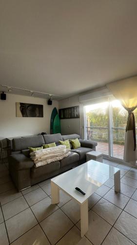 un salon avec un canapé et une table basse dans l'établissement Villas del Emperador, à Hendaye