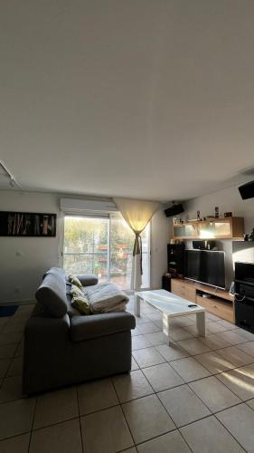 un salon avec un canapé et une table dans l'établissement Villas del Emperador, à Hendaye