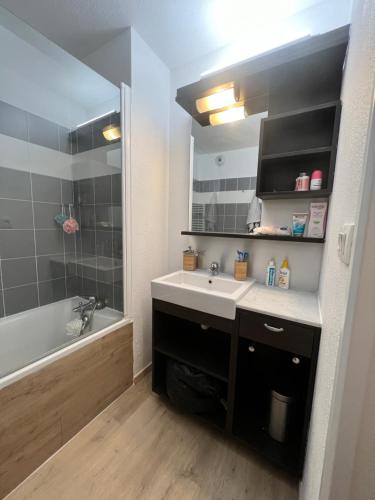 une salle de bain avec un lavabo, une douche et une baignoire dans l'établissement Les chalets du verdon, à Allos