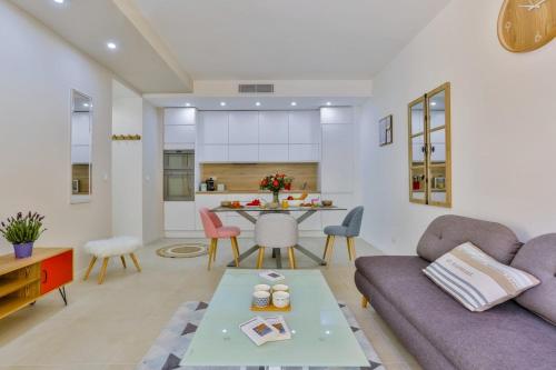 un salon avec un canapé et une table dans l'établissement FRANCE 82 TP -1 min from the Sea - Terrace - Parking, à Nice