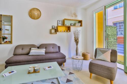 un salon avec un canapé et une chaise dans l'établissement FRANCE 82 TP -1 min from the Sea - Terrace - Parking, à Nice