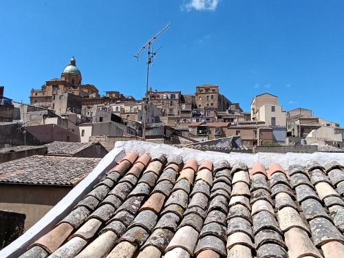 Vista generica su Piazza Armerina o vista sulla città dall'interno dell'appartamento