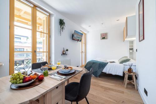 une cuisine et un salon avec une table avec des fruits dessus dans l'établissement BUFFA 3-53 - Superb Studio Suite City Center, à Nice