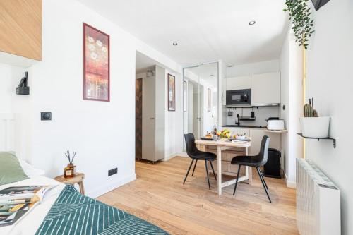 une chambre avec un lit, une table et des chaises dans l'établissement BUFFA 3-53 - Superb Studio Suite City Center, à Nice