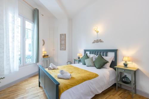 sypialnia z dużym łóżkiem i dwoma szafkami nocnymi w obiekcie FRICERO - Comfortable 5 people- 200m near the Sea w Nicei