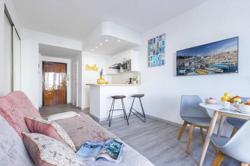 un salon avec un canapé et une table dans l'établissement BUFFA 21 - 2min from the Sea - Terrace, à Nice