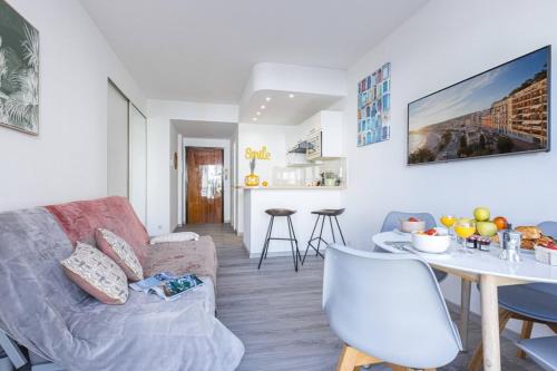 un salon avec un canapé et une table dans l'établissement BUFFA 21 - 2min from the Sea - Terrace, à Nice