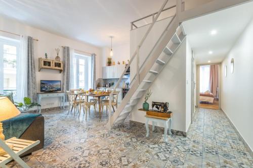 salon ze schodami i jadalnią w obiekcie FRICERO - Comfortable 5 people- 200m near the Sea w Nicei
