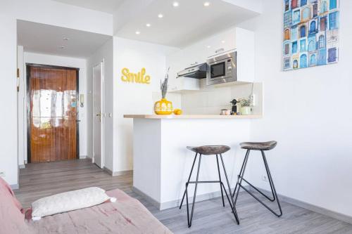 - un salon avec un comptoir et deux tabourets dans l'établissement BUFFA 21 - 2min from the Sea - Terrace, à Nice